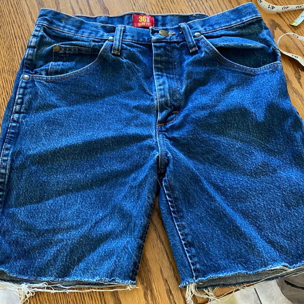 Wrangler Womens cut off jean shorts.